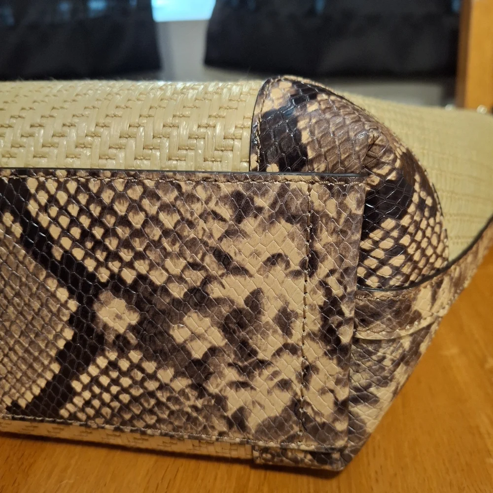 Michael Kors Izzy Meduim Fan Straw Tote - Picture 12 of 16